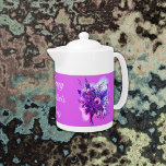 Lila och blå Blommigten Lycklig Mors dag | Tea Pot<br><div class="desc">Elegant och vattenfärg för enkel,  blå och lila blommigt med Lycklig Mors dag i vit elegant som du kan anpassa som du vill.</div>
