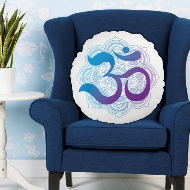 Lila och blå Om-symbol Mandala Flower White Rund Kudde (White Round Pillow with Blue and Purple Om Symbol and an Indian Lotus Flower Icon on a Blue Chair)