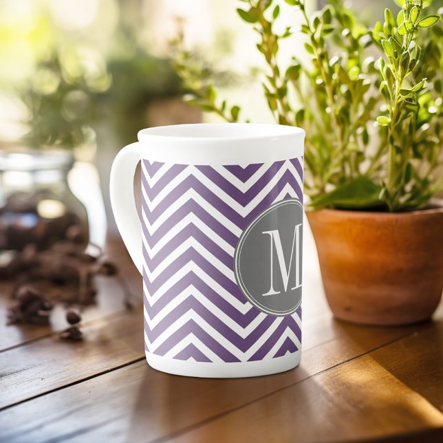 Lila och Grått Chevron Mönster med Monogram Benporslin Mugg (Personalized mug with photos and text, customize completely in the advanced design area)