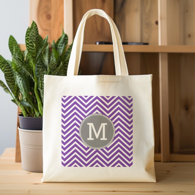 Lila och Grått Chevron Mönster med Monogram Tygkasse (Personalized tote bag with chevrons and monogram)