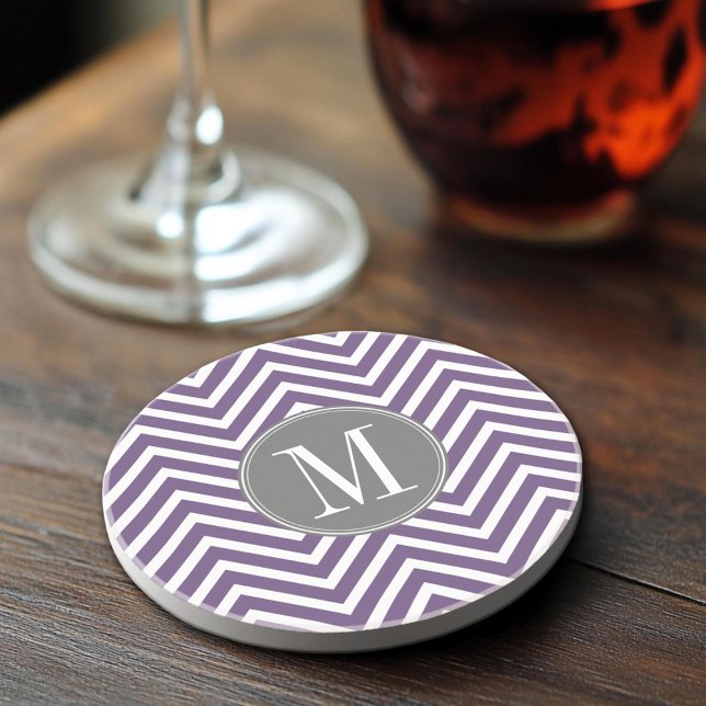 Lila och Grått Chevron Mönster med Monogram Underlägg (Sandstone Coaster)