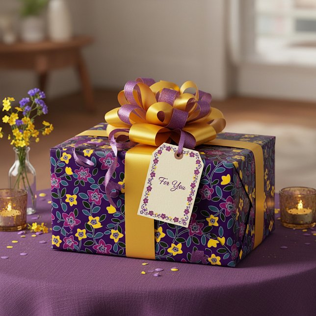 Lila och gul blomstermönster presentpapper (Skapare uppladdad)