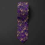 Lila och Guld Bemed Neural Mönster Slips<br><div class="desc">Den här utmärkande lilan och guld bandets neurala mönster necktie är perfektens tillbehör för att uttrycka er inre vetenskapliga gäk med stil! Inspinerad av neuronernas och den neurala mönstrens mesmerierande skönhet visar detta slit ett noggrant designat motiv som på ett utmärkt sätt representerar komplexiteten och elegansen i de mänskliga hjärnförbindelserna....</div>