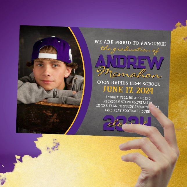 Lila och Guld Chalkboard Studenten Inbjudningar (Unique 1 Photo Purple and Yellow Gold Chalkboard Graduation Announcements)