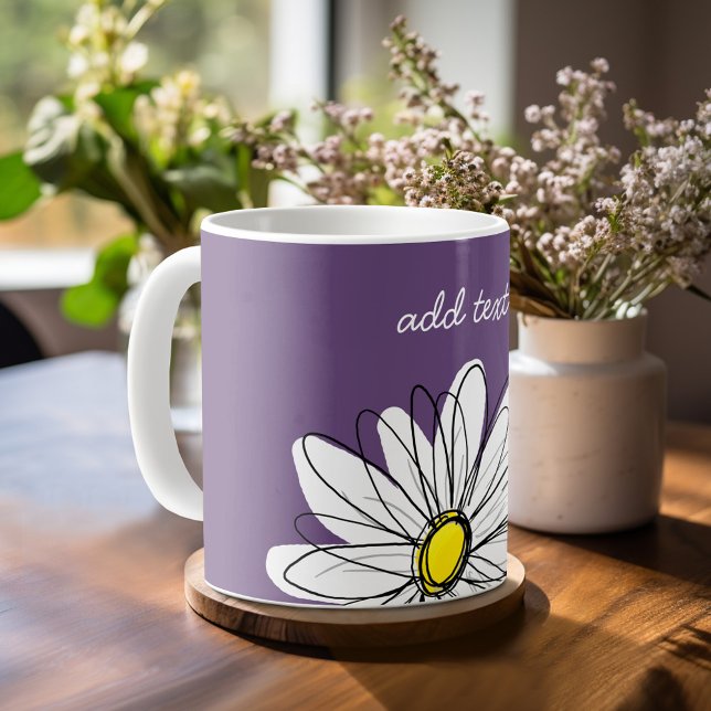 Lila och Gult Anpassningsbar för vimatisk Daisy Kaffemugg (Whimsical Daisy Mug with an area for text such as a name or other fun event)