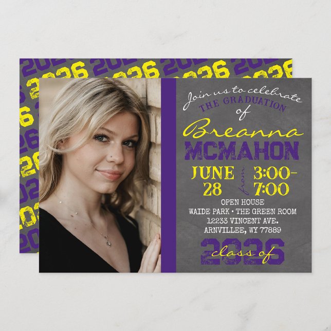 Lila och Gult - Modern kalkboard Studenten Inbjudningar (Repeating Class Year Chalkboard Graduation Photo Invitations)