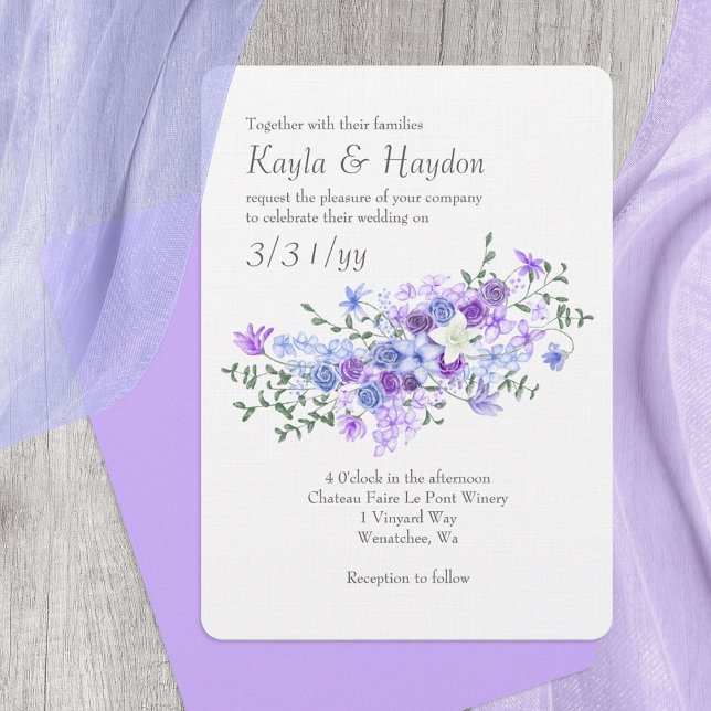 Lila och ljusblå Bukett med rosor Bröllop Inbjudningar (Purple and dusty blue wedding invitations, lavender, lilac rose bouquet, leafy green)