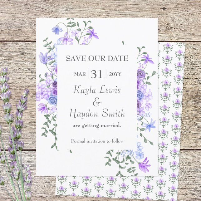 Lila och ljusblå Ro Bröllop spara datum Inbjudningar (lavender and dusty blue floral SAVE OUR DATE wedding card for a light purple springtime theme)