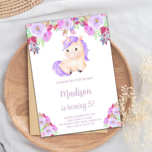 Lila och Rosa Blommigt Unicorn Birthday-inbjudan Inbjudningar (Purple pink Floral Unicorn Birthday Invitation)