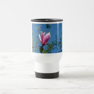 lila och rosa blommor, magnolia, blå himmel resemugg