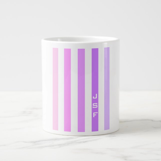 Lila och rosa vertikala randigt monogram jumbo mugg (Framsidan)