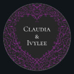 Lila- och svarthjärtstumlare runt klistermärke<br><div class="desc">Våra vackra lila- och svarta hjärt-gotiska bröllopsmärken är mörk,  men ändå underbar med vår konstnärliga rulla design. De är designade i en mängd olika saker så att hela bröllop kan samordnas med samma stil!</div>