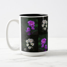 Lila och vit blomsterträdgård Två-Tonad mugg