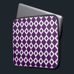 Lila och vit Diamond Mönster Laptop Fodral<br><div class="desc">En fet,  grafisk mönster av förreglande lila och vita rombformer. De vita diamanterna innehåller var och en en liten mörk lila diamant som skapar lila det dominerande färgen av den geometriska utformningen. Digitalt skapat bild. Copyright © 2013 Claire E. Skinner. Alla rättigheter förbehållna.</div>