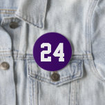 Lila och vit Idrottsman Jersey-nummer Knapp<br><div class="desc">Skål på ditt favoritlag, fotbollsspelare eller visa upp ditt pride med en anpassningsbar personlig-spritknapp! Anpassa med en spelares jersey-nummer eller annan anpassningsbar. Perfekt för fotboll, basket, baseboll och fotbollsspel! Skapa anpassningsbar stift för hela teamet, cheerleadership, föräldrar och syskon till bära på speldagen. Klicka på Anpassa om du vill ändra typsnitt...</div>