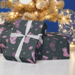 Lila och vita julklappar Svart jul Presentpapper<br><div class="desc">Vi presenterar vårt Papper för för att släcka jultomten i Toppen, en snyggt och ett festligt val för dina helgdag. Utformningen skryter med en elegant svart bakgrund som skapar en modern och sofistikerad arbetsyta för presenter. Den här inslagningen papper är toppen, rå lila och vita julstrumpor som noggrant arrangerats för...</div>