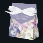 Lila och vita vattenfärgshortisior på lavendel presentaskar<br><div class="desc">Denna romantiska brölloppspresentlåda har en blomsterdesign i vattenfärg med lila och vita hortisior på en lavendelfärgad bakgrund. Ömtåliga hortisiabuketter avbildas runt den nedre delen.</div>