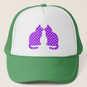 Lila- och vitpolka dots som sitter katten truckerkeps