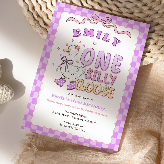 Lila One Silly Goose-Retro Flicka Första Födelseda Inbjudningar (Purple Checkered "One Silly Goose"- Girl First Birthday Invitation)