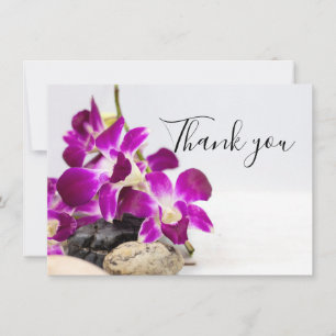 Lila orchid med sten på vit bakgrund än tack kort
