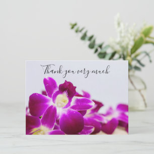 Lila orchid med sten på vit bakgrund tack kort