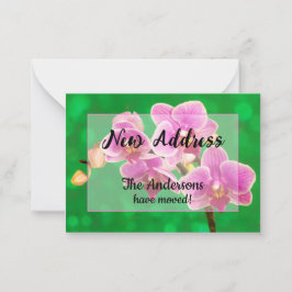 Lila orkidéer på grön ny adress kungörelse anteckningskort