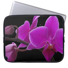 Lila orkidéer på svarta laptop sleeve