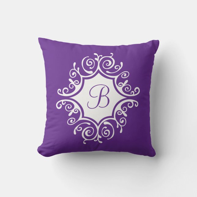 Lila Ornate White Swirls Ram med Monogram Kudde (Framsida)