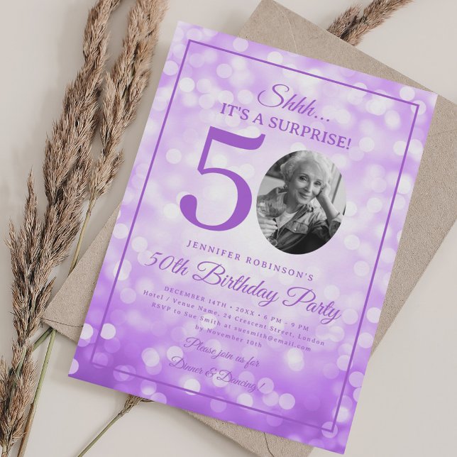 Lila ÖVERRASKNING Foto 50-årsdag Glam Lights Inbjudningar (Purple SURPRISE Photo 50th Birthday Glam Lights Invitation)