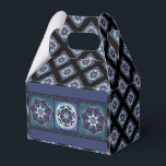 Lila paraply & hjärtan .7 presentaskar<br><div class="desc">Ett ganska gotiskt mönster i mörklila på svart bakgrund, med några ljusare inslag: ett 7-paneligt spetsparaplymönster med 7 lila hjärtan, sammanställda på olika sätt för en mystisk, romantisk look. (💜 vissa av er kommer också att se från den lila färgen och 7:an att jag är ett fan av en världsberömd...</div>