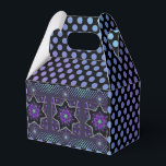 Lila paraply & hjärtan .7 presentaskar<br><div class="desc">Ett ganska gotiskt mönster i mörklila på svart bakgrund, med några ljusare inslag: ett 7-paneligt spetsparaplymönster med 7 lila hjärtan, sammanställda på olika sätt för en mystisk, romantisk look. (💜 vissa av er kommer också att se från den lila färgen och 7:an att jag är ett fan av en världsberömd...</div>