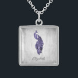 Lila Peacock Necklace Sterling Silver Halsband<br><div class="desc">Anpassa en unik gåva till dina brudar med Lila Peacock Necklace. Necklace-konstruktionen har en levande påle som vilar på en känslig vit bladvind mot en grym bakgrund. Anpassa med brudgummens namn för en omhuldad påminnelse om din stora dag. Ytterligare bröllop-förråd finns även med den här utformningen.</div>
