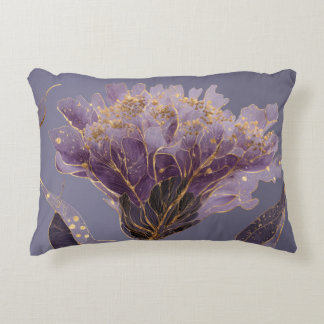 Lila Peony Inspirerad Blommig Med Guldaccent Prydnadskudde