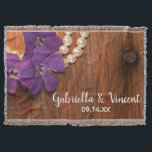 Lila Periwinkle Pearls Barn Wood Landsbyggsbröllop Mysfilt<br><div class="desc">Avslappnaden som ännu ligger i klass Lila Periwinkle, Pearls och Barn Wood Landsbyggsbröllop Throw kan vara personlig med namnen av ceremonin för bruden och brudgummen och giftermål. Denna anpassningsbar av rustik chic, som är en blommar i stil, har ett foto med en blommigt av lila periwinkle eller vinca, blommor och...</div>