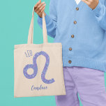 Lila Personlig för vackert Leo Astrology Tygkasse<br><div class="desc">Den här söten,  personligens lila och lavender Leo i väskan har ditt astrologiska tecken från Zodiac i en vacker gnistra som konstellationerna. Anpassa den här söta presenten med ditt namn i ett vackert kursivt skript för någon med en sen Juli- eller tidigt-födelsedagskalender.</div>