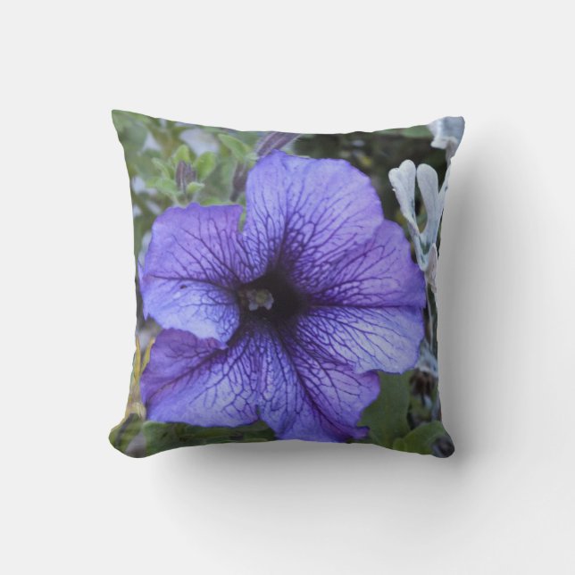 Lila Petunia Pillow Kudde (Framsida)