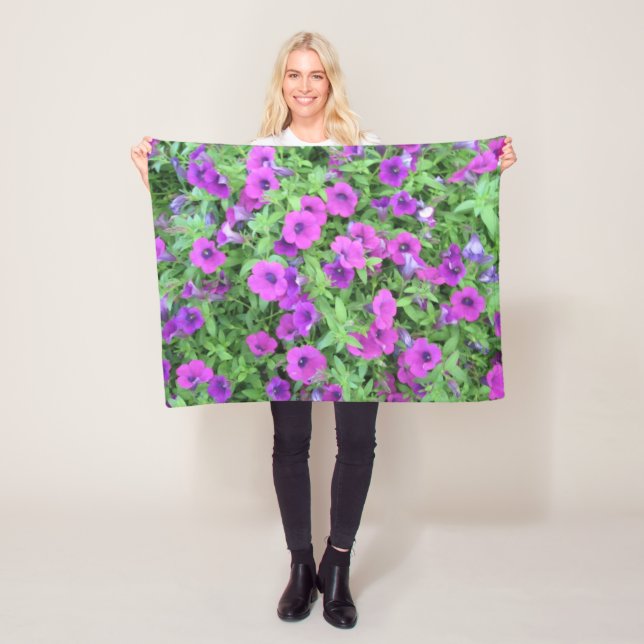 Lila Petunias Fleece Blanket (På plats)