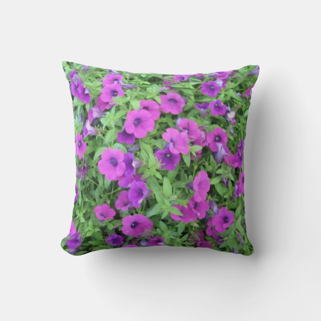 Lila Petunias Pillow Kudde (Framsida)