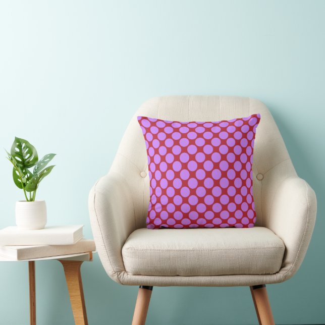 Lila Polka Dot Mönster på Garnet Red Kudde (Stol)