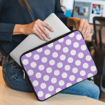 Lila Polka dots, Polka Dot Mönster, Dit, Dit Laptop Fodral<br><div class="desc">Cute,  roligt och adabel polarprick mönster i lila och vitt färg. Modern gåva och trendig,  perfekt för polka dots älskare i ditt liv.</div>