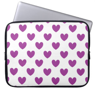 Lila polka-hjärtan på vitt laptop fodral