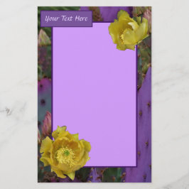 Lila Prickly Pear Opuntia Cactus Gula blommor Brevpapper