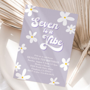 Lila Retro Daisy 7 är en vibe-födelsedag Inbjudningar