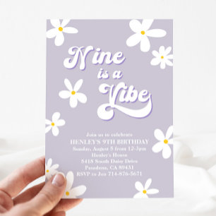 Lila Retro Daisy Nine är en vibifödelsedag Inbjudningar