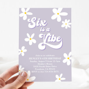 Lila Retro Daisy sex är en livsviktig födelsedag Inbjudningar