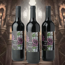 Lila ro bredvid fönstret - gothic stil