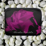 Lila Ro Personlig Laptop sleeve<br><div class="desc">Höj din tekniska stil med lite dramatisk elegans. Den här bärbara personligen fodral har en fantastisk lila ro på svart bakgrund. Perfekt för dem som vill skydda sin bärbara dator medan de skapar ett djärvt påstående.</div>