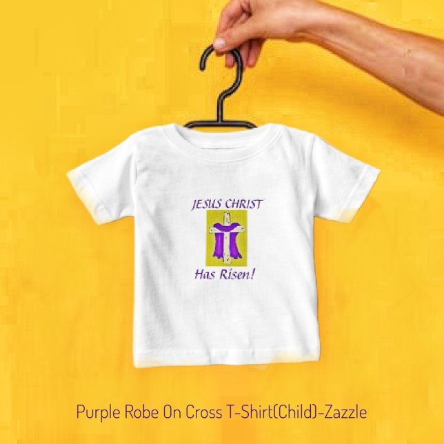 Lila Robe på Kor Baby T-Shirt (Skapare uppladdad)