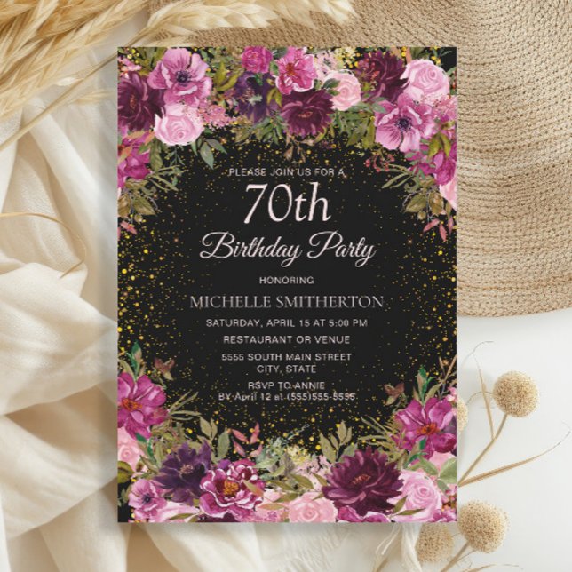 Lila Rosa Blommigt Glitter Black 70:e födelsedag Inbjudningar (Burgundy and pink watercolor floral and gold glitter on black 70th birthday party invitation.)
