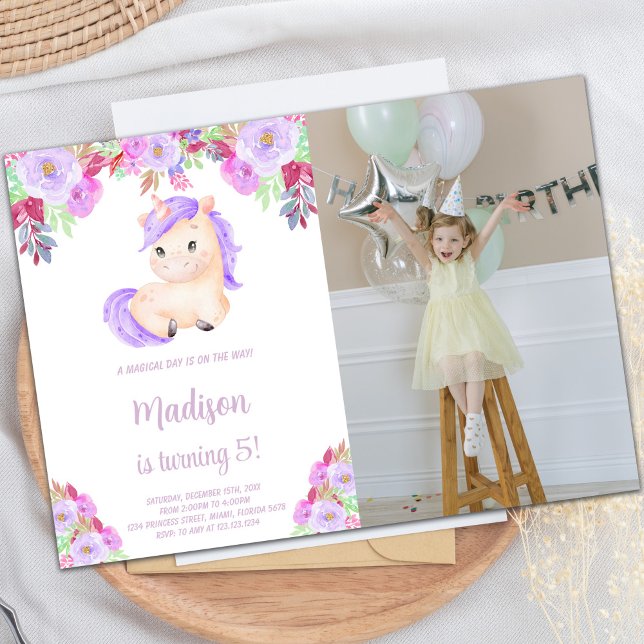 Lila rosa Blommigt Unicorn Birthday-foto Inbjudningar (Purple pink Floral Unicorn Birthday photo Invitation)